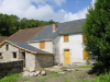 Maison de mes parents vue de derriere: ancienne porcherie, toit de la grange, maison