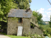 Maison abandonnee: branche d'arbre sortant par la cheminee