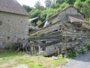 Abri a bois, charrette, bout de la grange, bout de la maison des poules