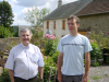Papa et Steph, maison de mes parents en arriere plan