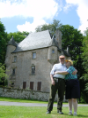 Papa et Maman devant le chateau du Mazeau
