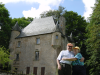 Papa et Maman devant le chateau du Mazeau