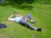Steph couche dans l'herbe mimant la prise de photo extreme