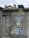 Facade ancienne: planches en bois, terre, peinture