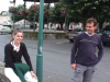 Coralie assise sur le muret, Stephane debout