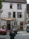 Coralie tenant son appareil photo - arriere plan: Restaurant Le Passe-Muraille