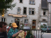 Stephane et Maman assis sur un banc devant le restaurant