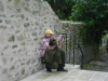 Papa accroupit contre un mur prenant une photo