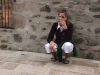 Coralie accroupie et adossee a un mur fumant une cigarette