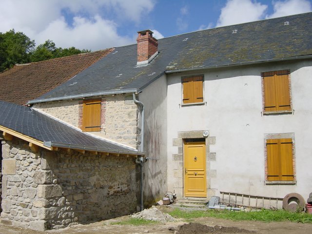 Maison de mes parents vue de derriere: ancienne porcherie, toit de la grange, maison