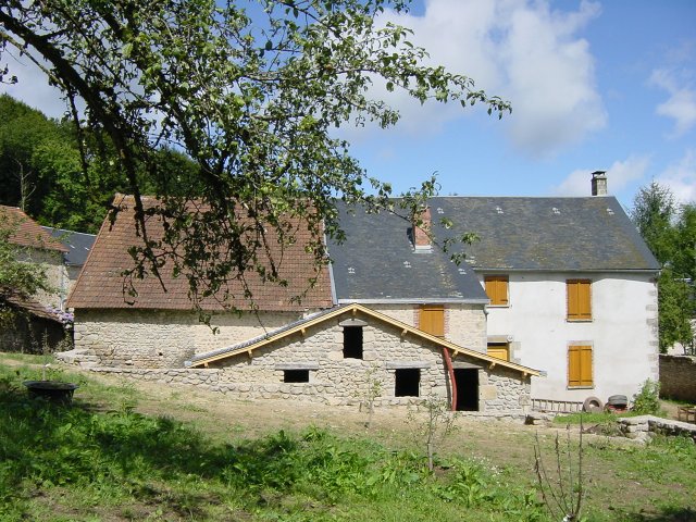 Vue du verger: grange, ancienne porcherie, maison