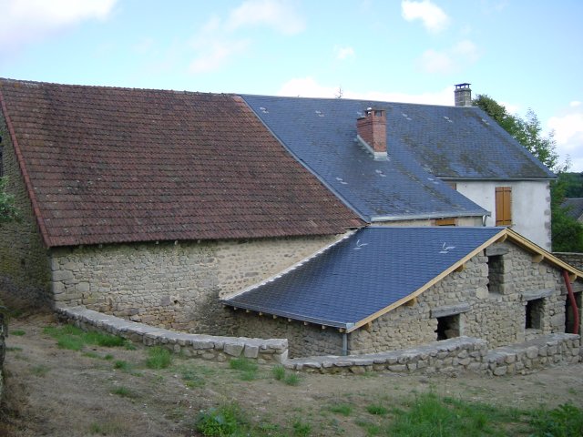 Vue du haut du verger sur l'arriere de la maison