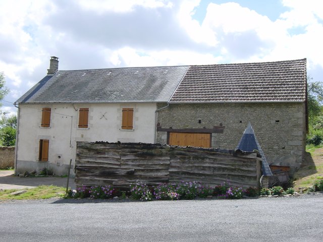 Maison de mes parents vue de devant: abri a bois, maison, grange et toit du puits