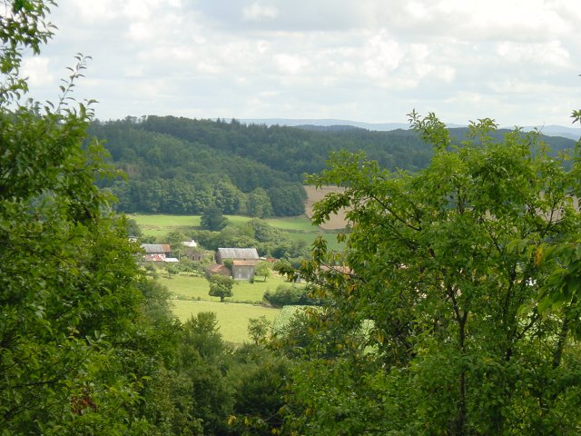 Vue sur Le Chataignaud (la maison de mon oncle est la premiere avec les volets mauve)