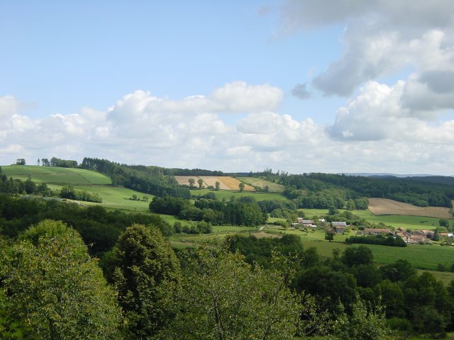 Vue sur les champs, les pres, les forets et Le Chataignaud