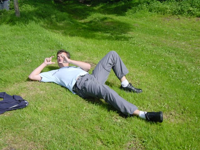 Steph couche dans l'herbe mimant la prise de photo extreme