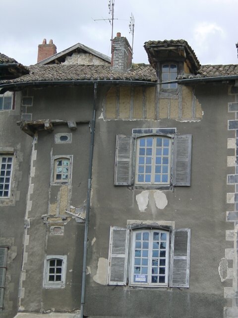 Facade ancienne: planches en bois, terre, peinture