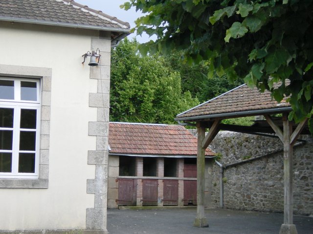 Ecole du Monteil au Vicomte: cloche, WC au fond, preau