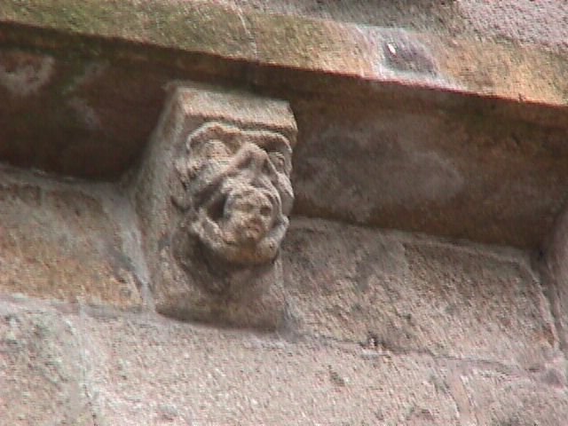 Gargouille tete dans gueule