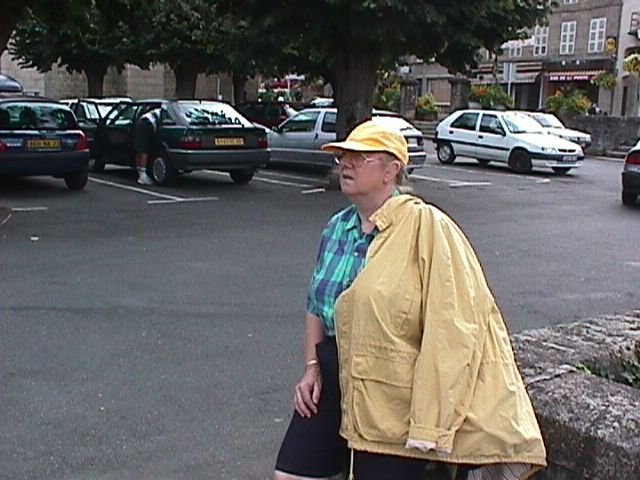 Maman appuyee au muret