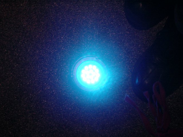Eclairage bleu electrique au plancher