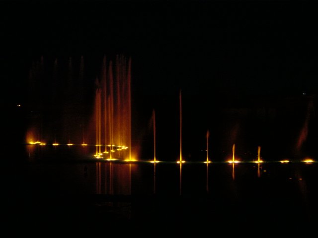 'Le miroir d'Uranie': Jet d'eau eclaire en orange