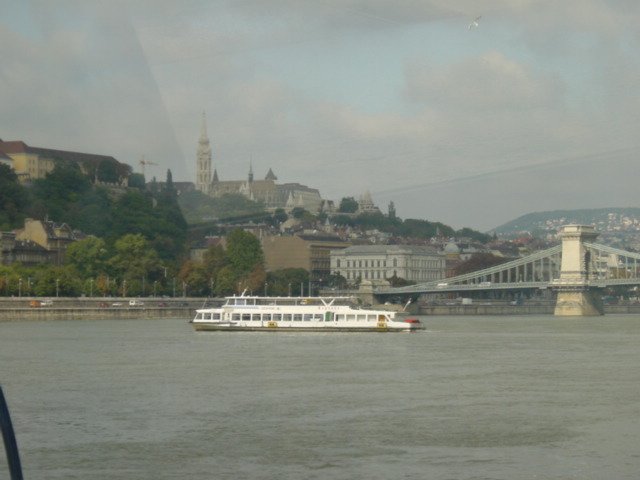 Small boat on the Duna: big enough for 50 people having dinner & cruise