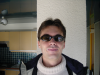 Steph portant les lunettes de soleil de Sof