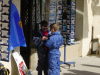 Jeunes garcons dealant des dragibus