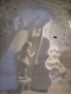 Sculpture de neige: enfant et violoncelle