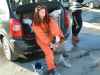 Sophie dans le coffre des Bi remet ses chaussures