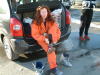 Sophie dans le coffre des Bi remet ses chaussures