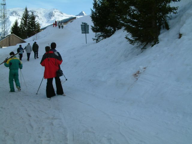 Coco debout sur l'arriere des skis de Pticul
