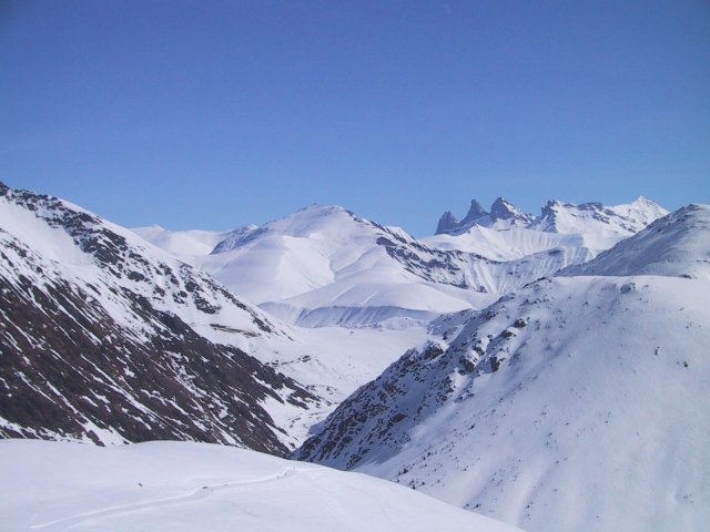 Montagnes enneigees du haut des pistes