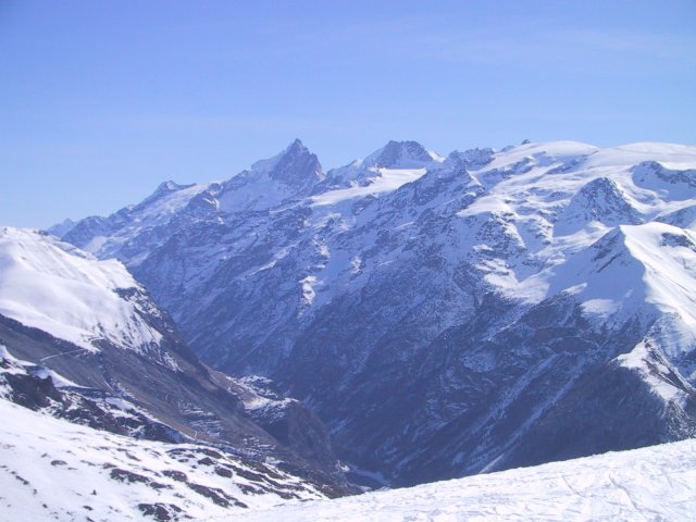 Montagnes enneigees du haut des pistes