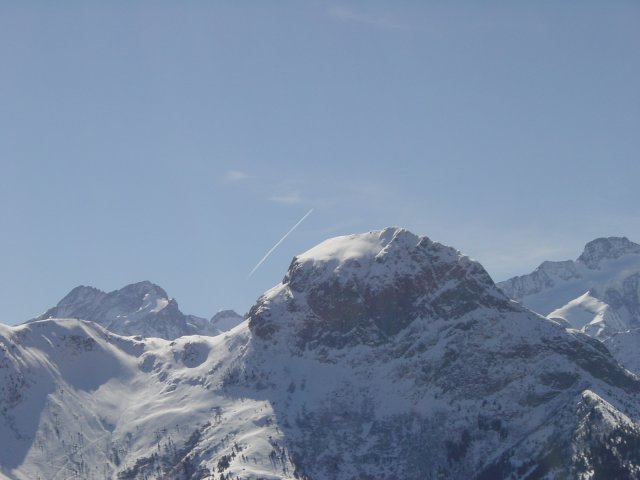 Un avion juste au dessus de la montagne enneigee
