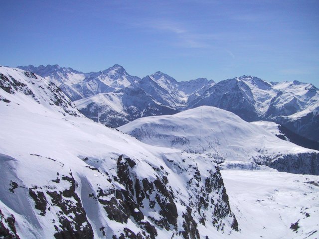 Montagnes enneigees du haut des pistes