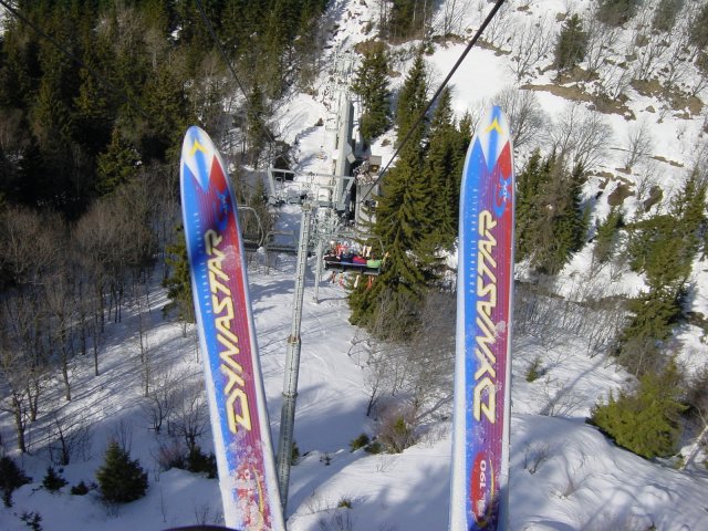 Vue du telesiege entre les skis de Pticul