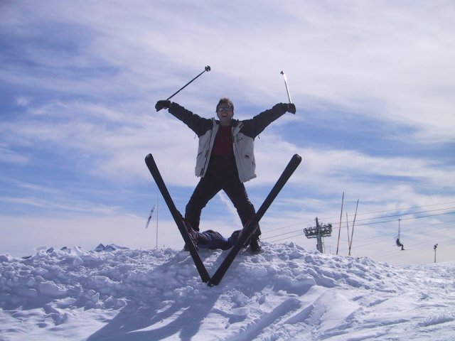 Voila la cascade! Le saut de Steph avec les skis de bi