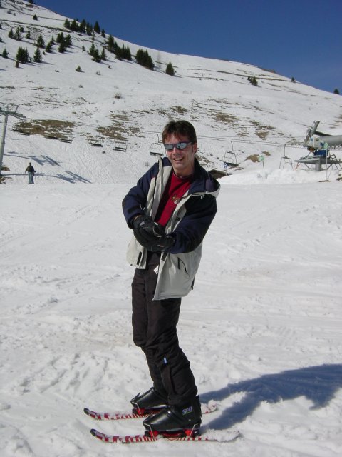 Pticul sur ses patinettes met ses gants