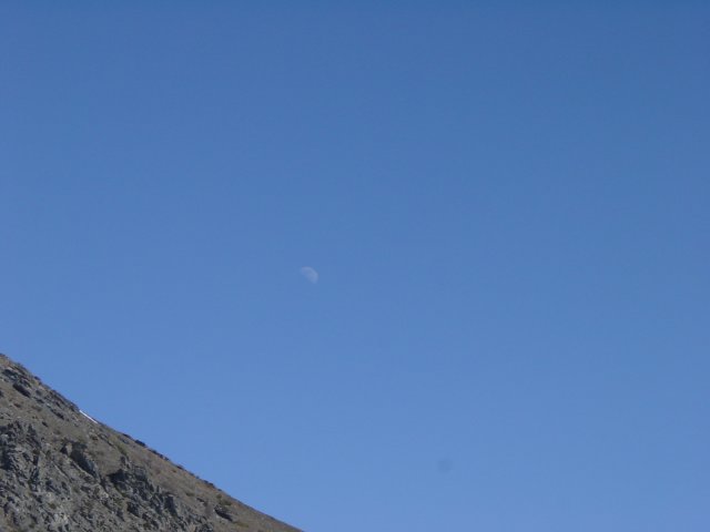 Lune sur fond de ciel tres bleu