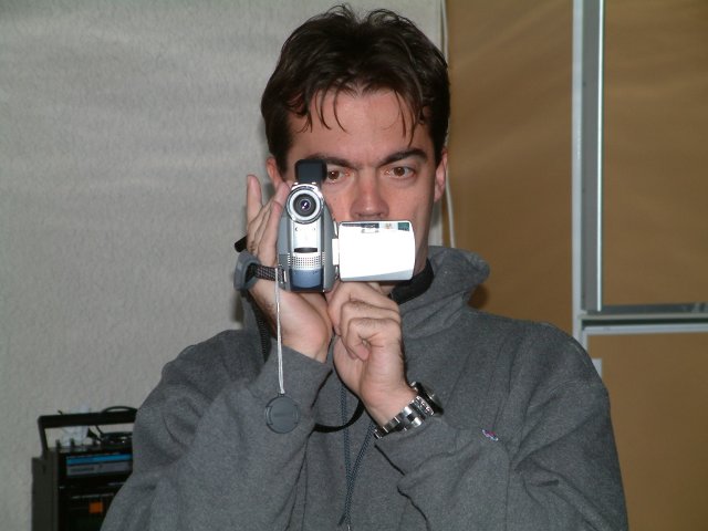 Steph tres concentre' sur sa camera numerique