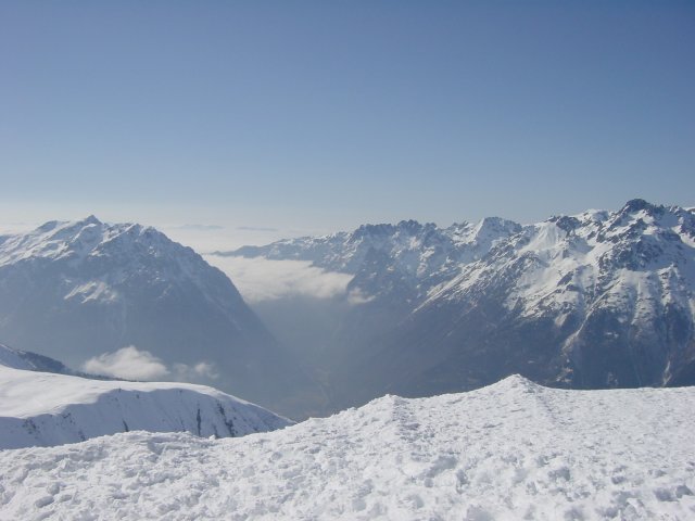 Couche de nuages entre deux montagnes