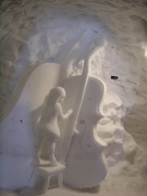 Sculpture de neige: enfant et violoncelle