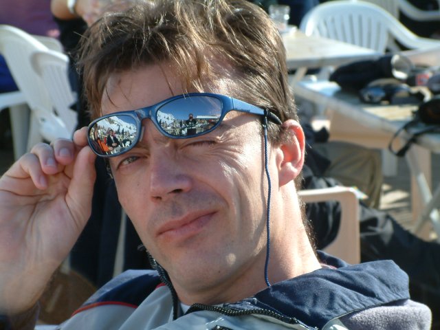 Steph le tombeur releve ses lunettes et cligne de l'oeil