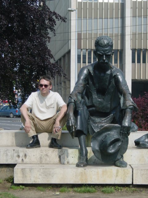 Max sitting next to the bronze man