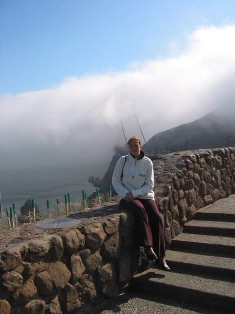 Coralie posing in front of the golden gate bridge