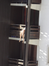 Poupee gonflable pas tres gonflee faisant une tentative d'evasion par un balcon