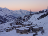 La station au soleil couchant, neige au ton bleute' et ciel rose