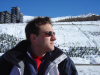 Andrew de profil, semble poser pour une pub